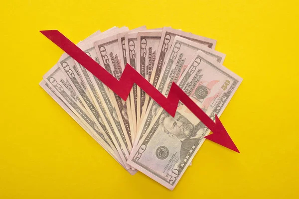 QUIIV, UCRÂNIA - 25 DE MARÇO DE 2020: vista superior do gráfico de crise e das notas de dólar isoladas em amarelo — Fotografia de Stock