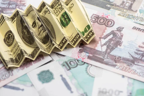 Gros plan de billet en dollar américain froissé sur les roubles russes — Photo de stock