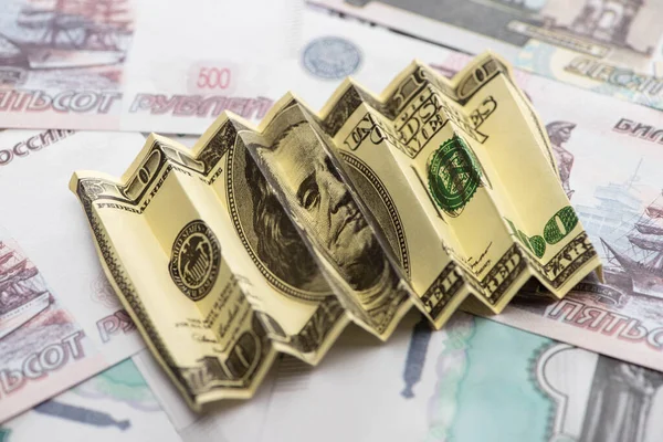 Focalizzazione selettiva della banconota in dollari americani accartocciati sui rubli russi — Foto stock