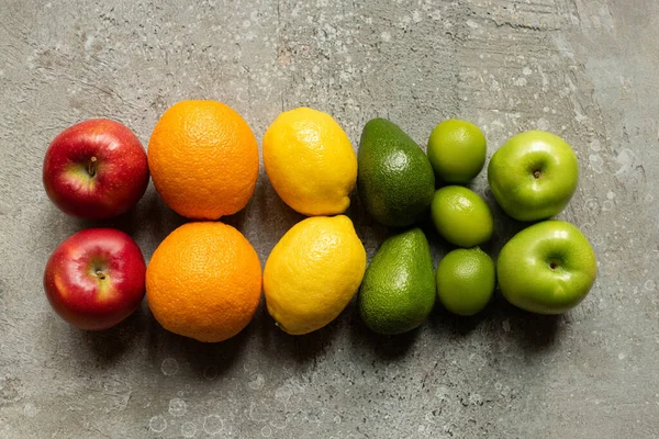 Vista superior de frutas coloridas saborosas na superfície de concreto cinza — Fotografia de Stock