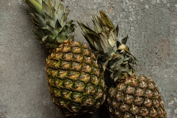 Ansicht von reifen Ananas auf grauer Betonoberfläche — Stockfoto