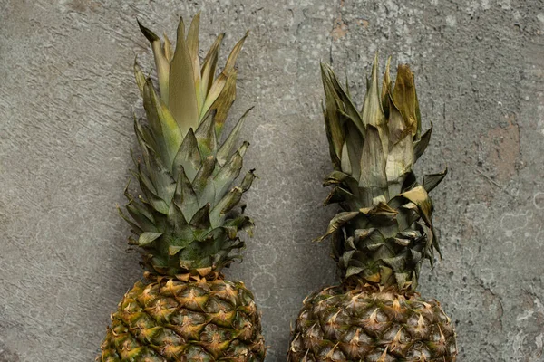 Ansicht von reifen Ananas auf grauer Betonoberfläche — Stockfoto