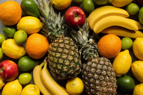 Вид зверху барвистих свіжих літніх фруктів — стокове фото