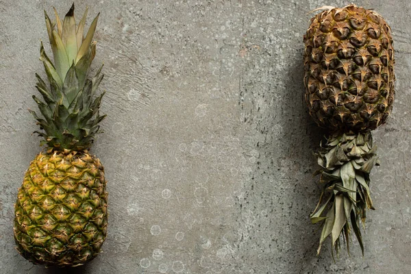 Ansicht von reifen Ananas auf grauer Betonoberfläche mit Kopierraum — Stockfoto