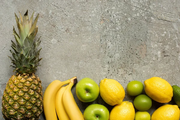 Draufsicht auf bunte frische Früchte auf grauer Betonoberfläche — Stockfoto