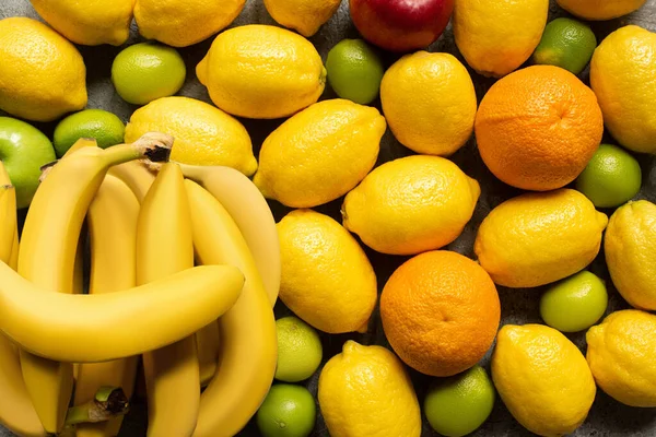 Vista superior de coloridas frutas deliciosas de verano - foto de stock