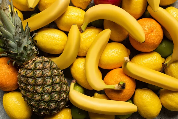 Vista superior de coloridas frutas deliciosas de verano - foto de stock
