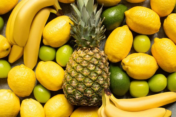 Blick von oben auf bunte köstliche Sommerfrüchte — Stockfoto