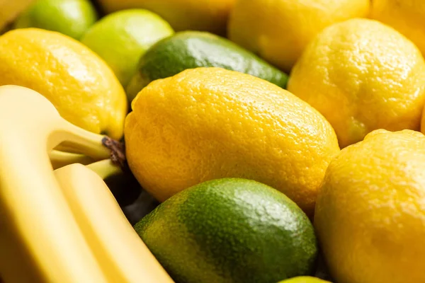 Крупним планом вигляд барвистих жовтих і зелених смачних літніх фруктів — стокове фото