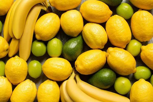 Vista superior de colorido amarillo y verde deliciosas frutas de verano - foto de stock