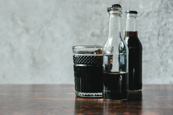 Foco seletivo de café cerveja fria em garrafas e vidro — Fotografia de Stock