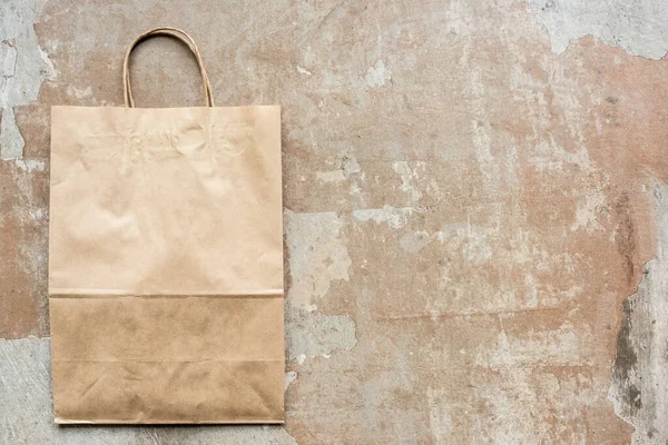 Vue du dessus du sac en papier beige sur la surface altérée — Photo de stock