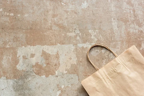 Top view of beige paper bag on weathered surface — Stock Photo