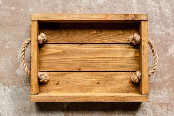 Вид зверху порожня дерев'яна коробка на вивітрюваній поверхні — стокове фото