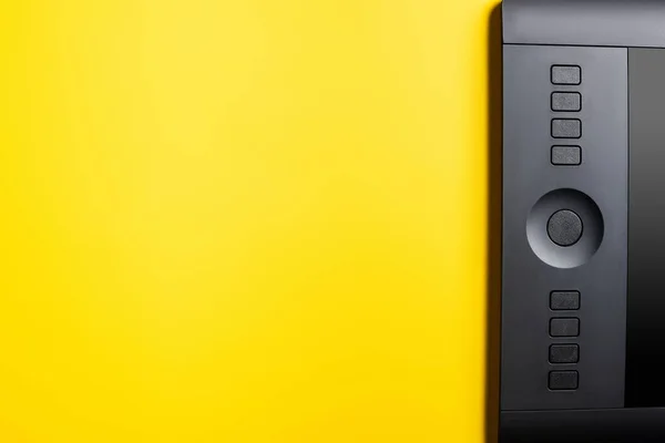 Vista superior do comprimido de desenho preto no amarelo — Fotografia de Stock