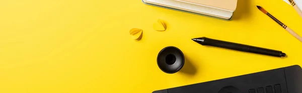 Панорамний знімок планшета, тримача і стилуса на жовтому — стокове фото