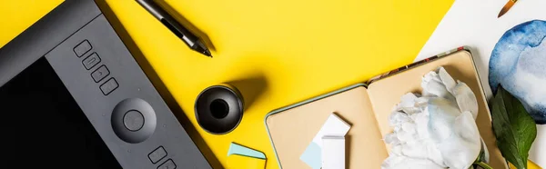 Ausschnitt aus Malerei, Zeichenblock, Stift, Notizbuch und Blume auf gelb — Stockfoto
