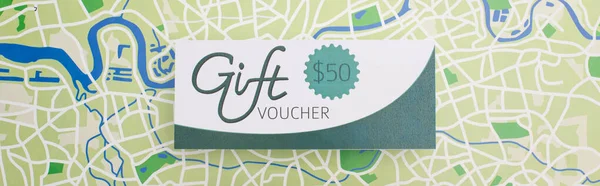 Récolte panoramique de bon cadeau avec 50 dollars signe sur la surface de la carte — Photo de stock