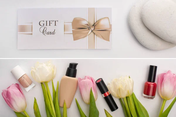 Collage di gift card vicino a pietre zen e cosmetici decorativi vicino a fiori su sfondo bianco — Foto stock