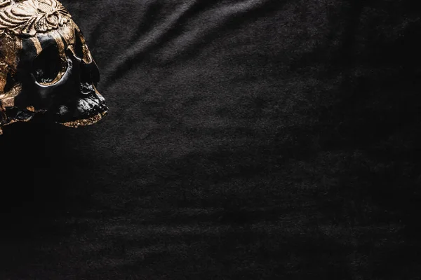 Vue de dessus du crâne occulte et rituel sur noir — Photo de stock