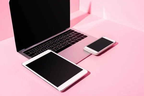 Gadget moderni con schermi vuoti su sfondo rosa — Foto stock