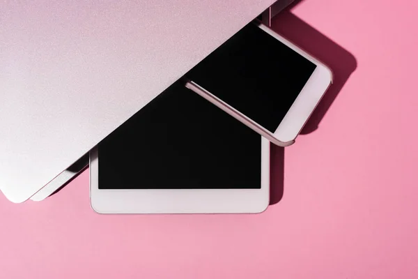 Vista dall'alto di gadget su sfondo rosa — Foto stock