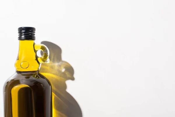 Vista superior del aceite de oliva en botella sobre fondo blanco - foto de stock