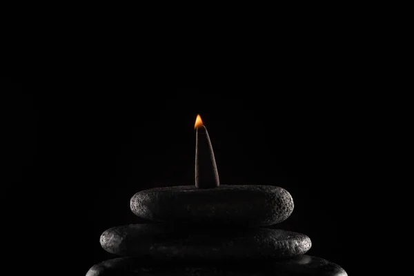 Incenso bruciante su pietre isolate su sfondo nero — Foto stock
