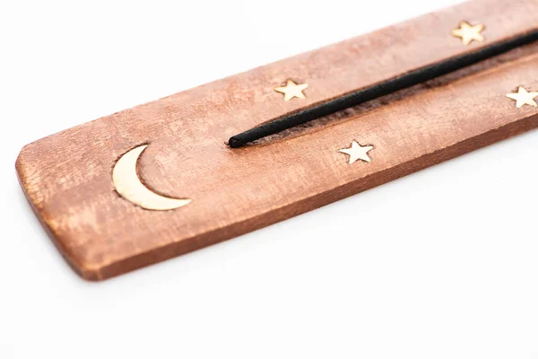 Vista ravvicinata di bastone aroma su supporto di legno con luna e stelle su sfondo bianco — Foto stock