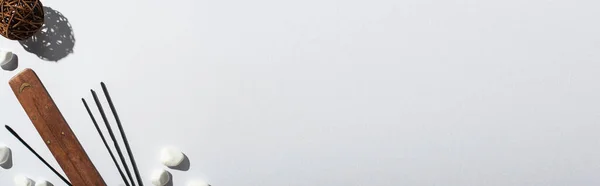 Vue de dessus des bâtons d'arôme, pierres, stand et boule décorative sur fond blanc, vue panoramique — Photo de stock