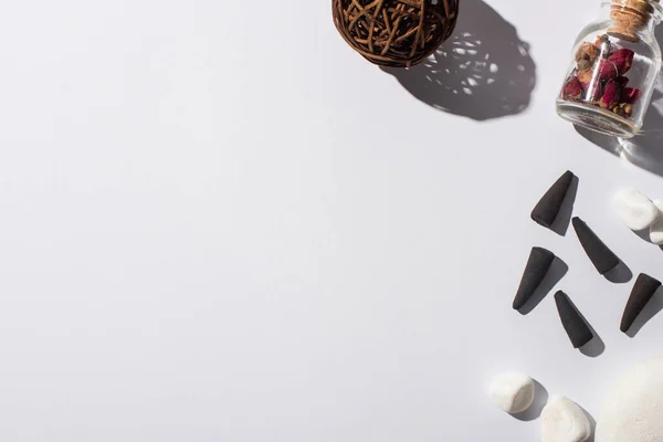 Верхний вид черного ладана конусы, камни, цветы аромата и декоративный мяч на белом фоне — стоковое фото
