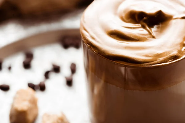 Nahaufnahme des köstlichen Dalgona-Kaffees im Glas mit Schaum — Stockfoto