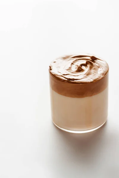 Delicioso café Dalgona em vidro sobre fundo branco — Fotografia de Stock
