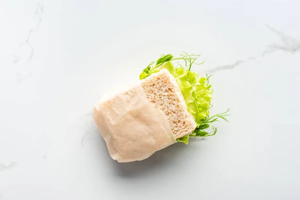 Vista superior de sanduíche verde fresco vegan na superfície branca de mármore — Fotografia de Stock