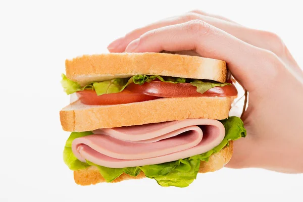 Vista recortada de la mujer sosteniendo delicioso sándwich fresco con salchicha en rodajas y lechuga aislada en blanco - foto de stock