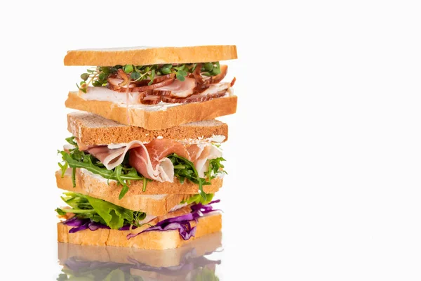 Sandwichs frais avec roquette et viande à la surface blanche — Photo de stock
