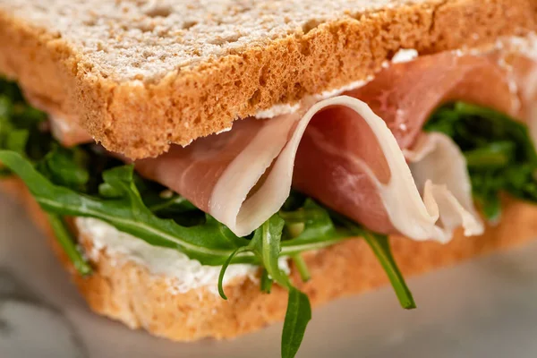 Vista de perto de sanduíche fresco com arugula e prosciutto — Fotografia de Stock