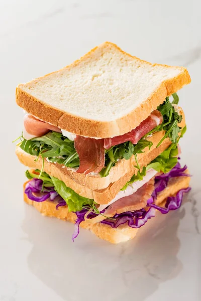 Sandwichs verts frais avec de la viande sur la surface de marbre blanc — Photo de stock