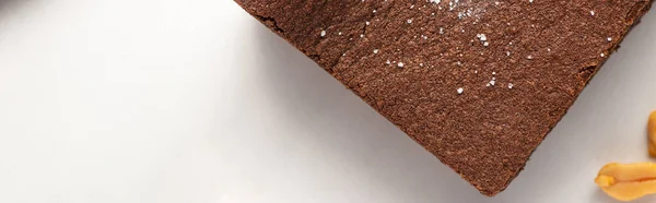Vue du dessus de délicieux morceau de brownie sur fond blanc, panoramique — Photo de stock