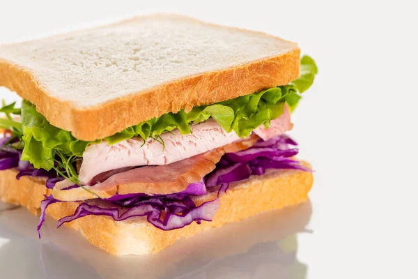 Sandwich frais au chou rouge, laitue et viande sur surface blanche — Photo de stock