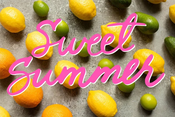 Flat lay com limas coloridas, laranjas, abacate e limões na superfície de concreto cinza, doce ilustração de verão — Fotografia de Stock