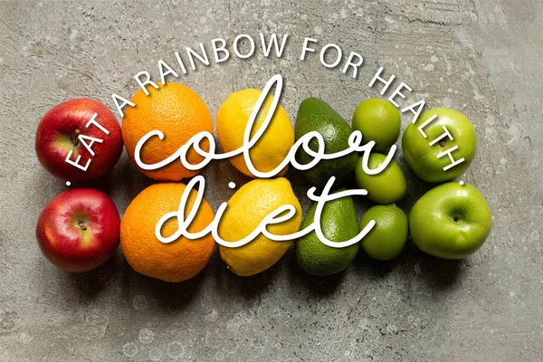 Вид зверху смачні барвисті фрукти на сірій бетонній поверхні, кольорова ілюстрація дієти — стокове фото
