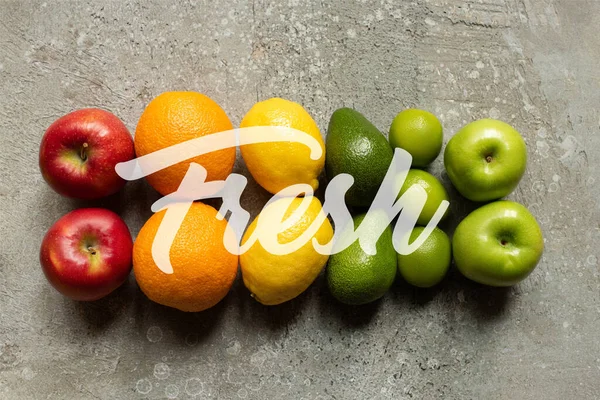 Vista superior de frutas coloridas saborosas na superfície de concreto cinza, ilustração fresca — Fotografia de Stock