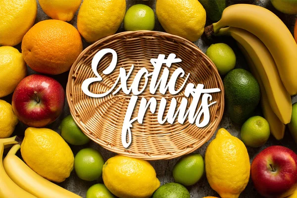 Vista superior de frutas coloridas saborosas ao redor cesta de vime com ilustração de frutas exóticas — Fotografia de Stock