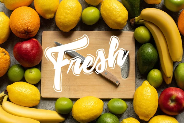 Vista superior de frutas coloridas saborosas e placa de corte de madeira com faca, ilustração fresca — Fotografia de Stock