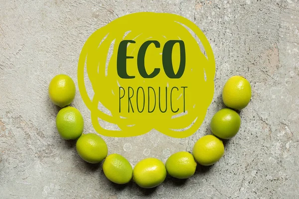 Vista superior de limas verdes na superfície de concreto cinza, ilustração do produto ecológico — Fotografia de Stock