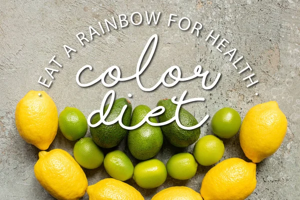 Vista dall'alto di avocado colorato, lime e limoni sulla superficie di cemento grigio, illustrazione dieta a colori — Foto stock