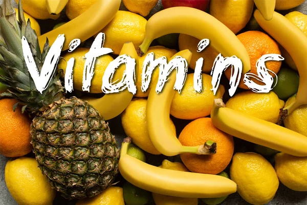 Вид зверху барвистих смачних літніх фруктів, ілюстрація вітамінів — стокове фото