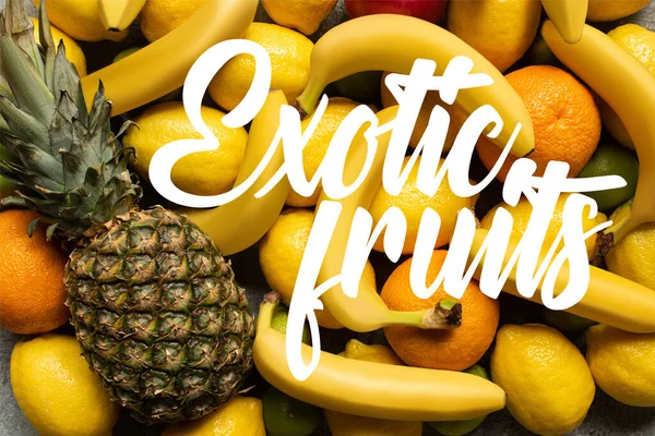 Vista superior de coloridas frutas de verano deliciosas e ilustración de frutas exóticas - foto de stock