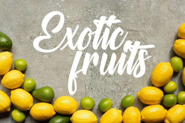 Vue de dessus de l'avocat coloré, citrons verts et citrons sur la surface en béton gris, illustration de fruits exotiques — Photo de stock